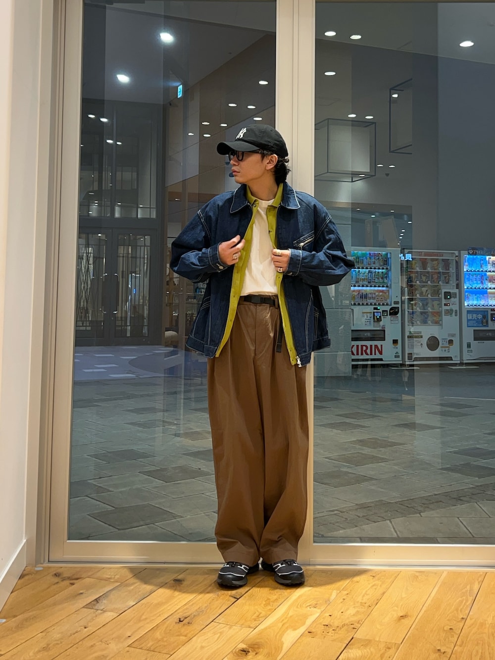 イエロー系のカーディガン/ボレロ、ブルー系のブルゾンを着用したメンズの冬コーディネートの2枚目の写真