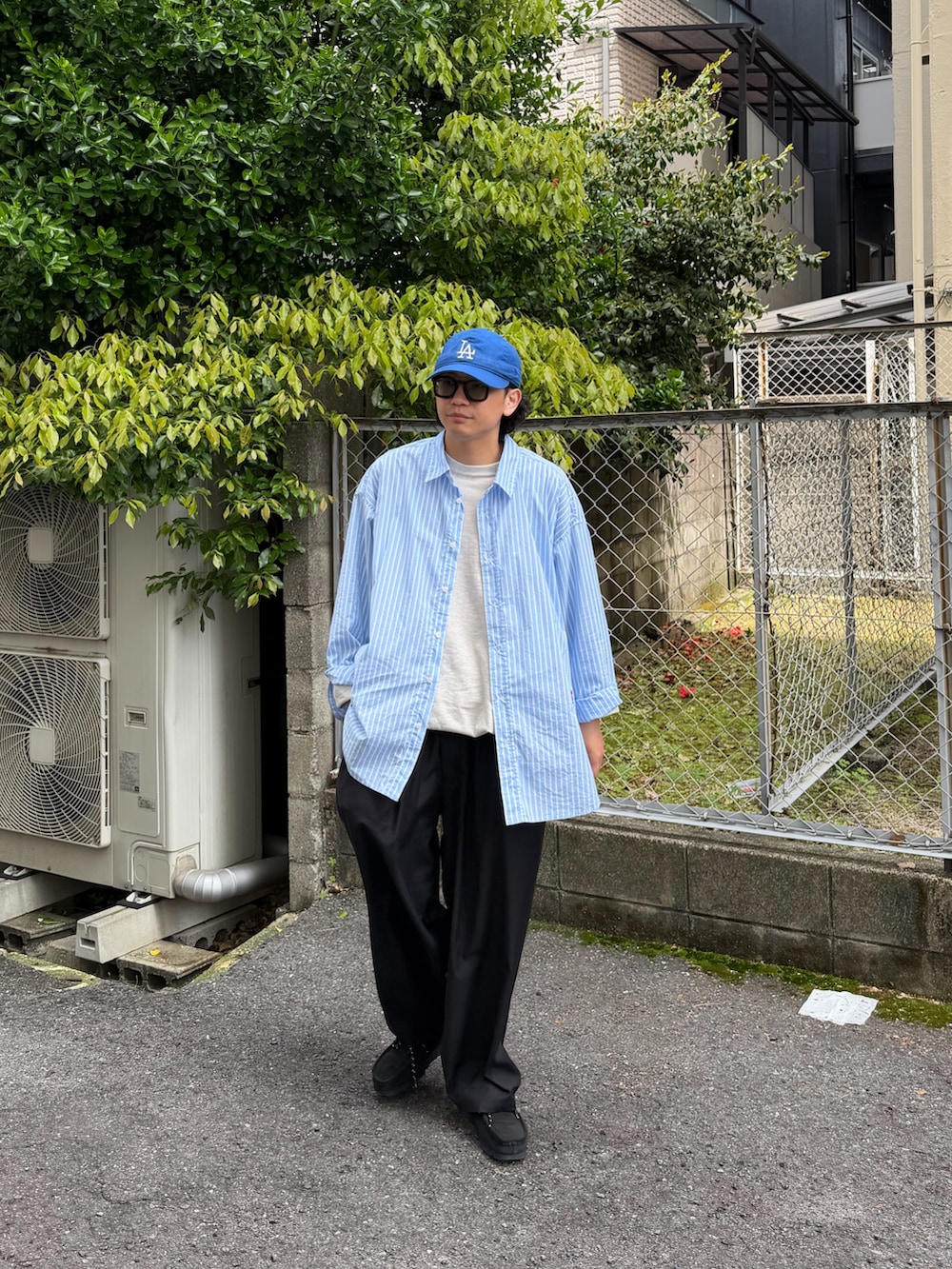 その他のシャツ/ブラウス、ブラック系のその他パンツを着用したメンズの春コーディネートの2枚目の写真