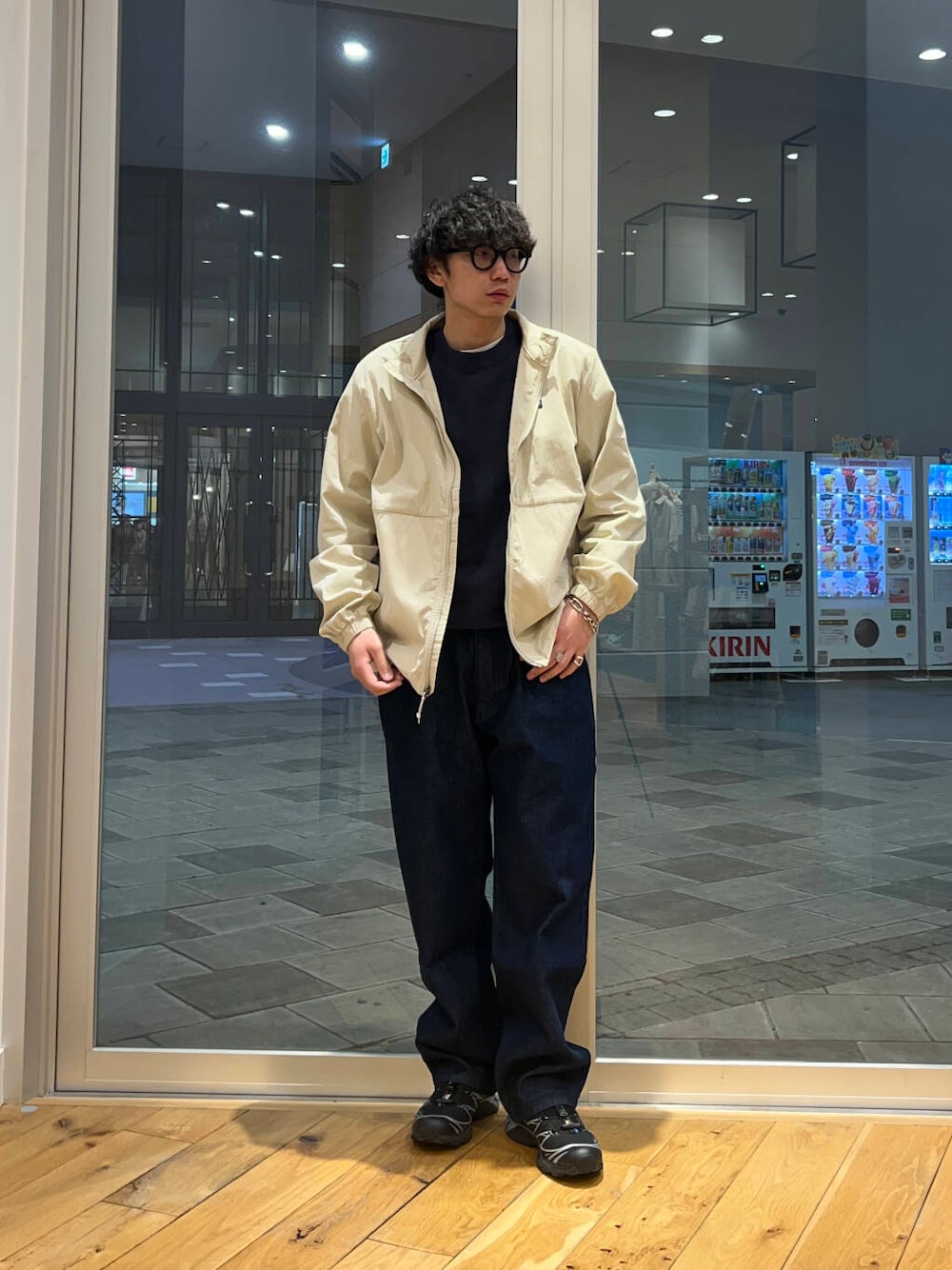 ブルー系のデニムパンツ、ブラック系のスウェットを着用したメンズの春コーディネートの2枚目の写真