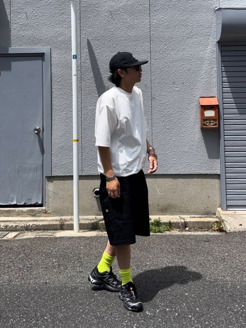ホワイト系のTシャツ/カットソー、ブラック系のその他パンツを着用したメンズの夏コーディネートの4枚目の写真