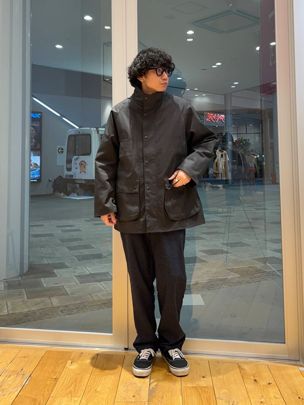 グリーン系のその他アウター、ブルー系のその他パンツ、ブラック系のニット/セーターを着用したメンズの冬コーディネートの3枚目の写真