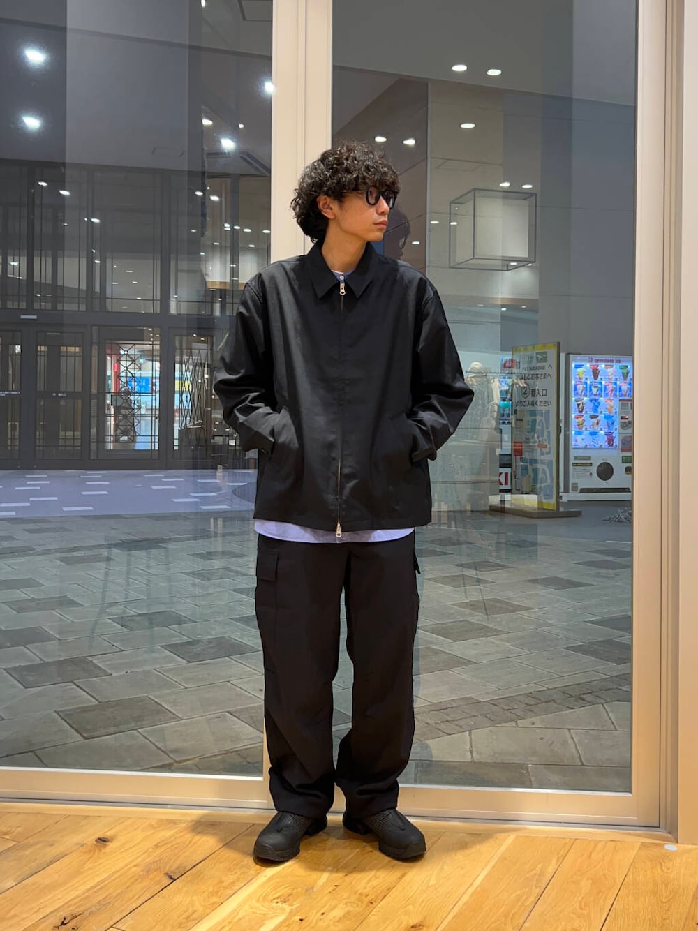 ブルー系のシャツ/ブラウス、ブルー系のカーゴパンツ、ブルー系のブルゾンを着用したメンズの秋コーディネートの3枚目の写真