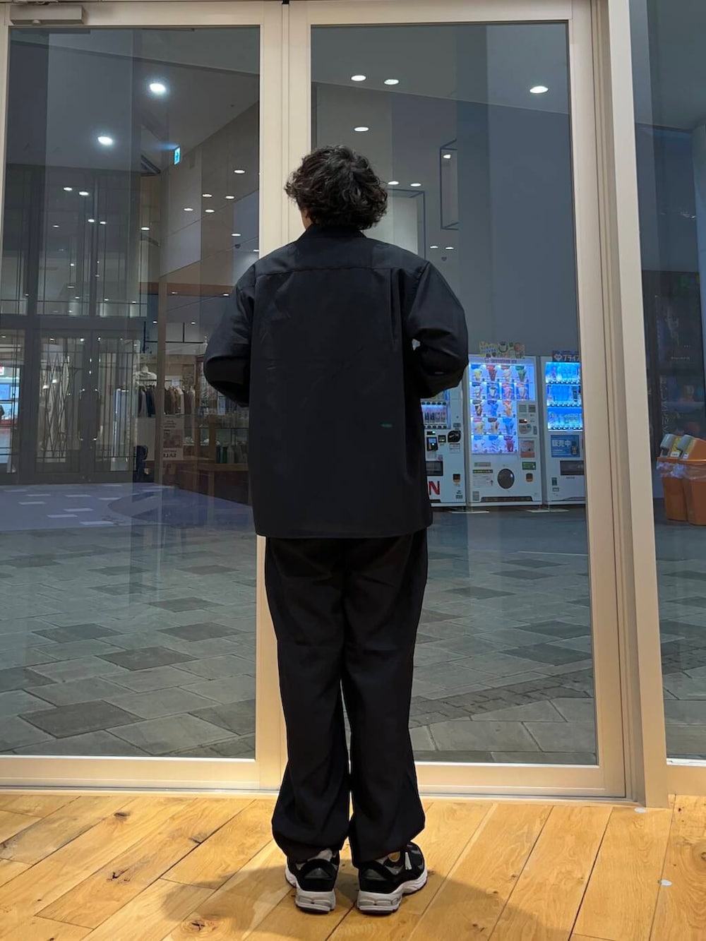 ブルー系のその他パンツ、ブルー系のシャツ/ブラウス、ブラック系のTシャツ/カットソーを着用したメンズの春コーディネートの4枚目の写真