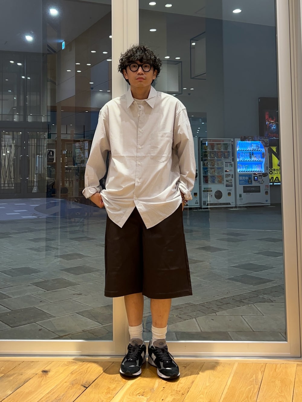 ブラウン系のその他パンツ、その他のシャツ/ブラウスを着用したメンズの秋コーディネートの2枚目の写真