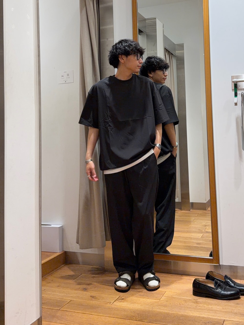 ブラック系のTシャツ/カットソー、ブラック系のその他パンツを着用したメンズの夏コーディネートの2枚目の写真