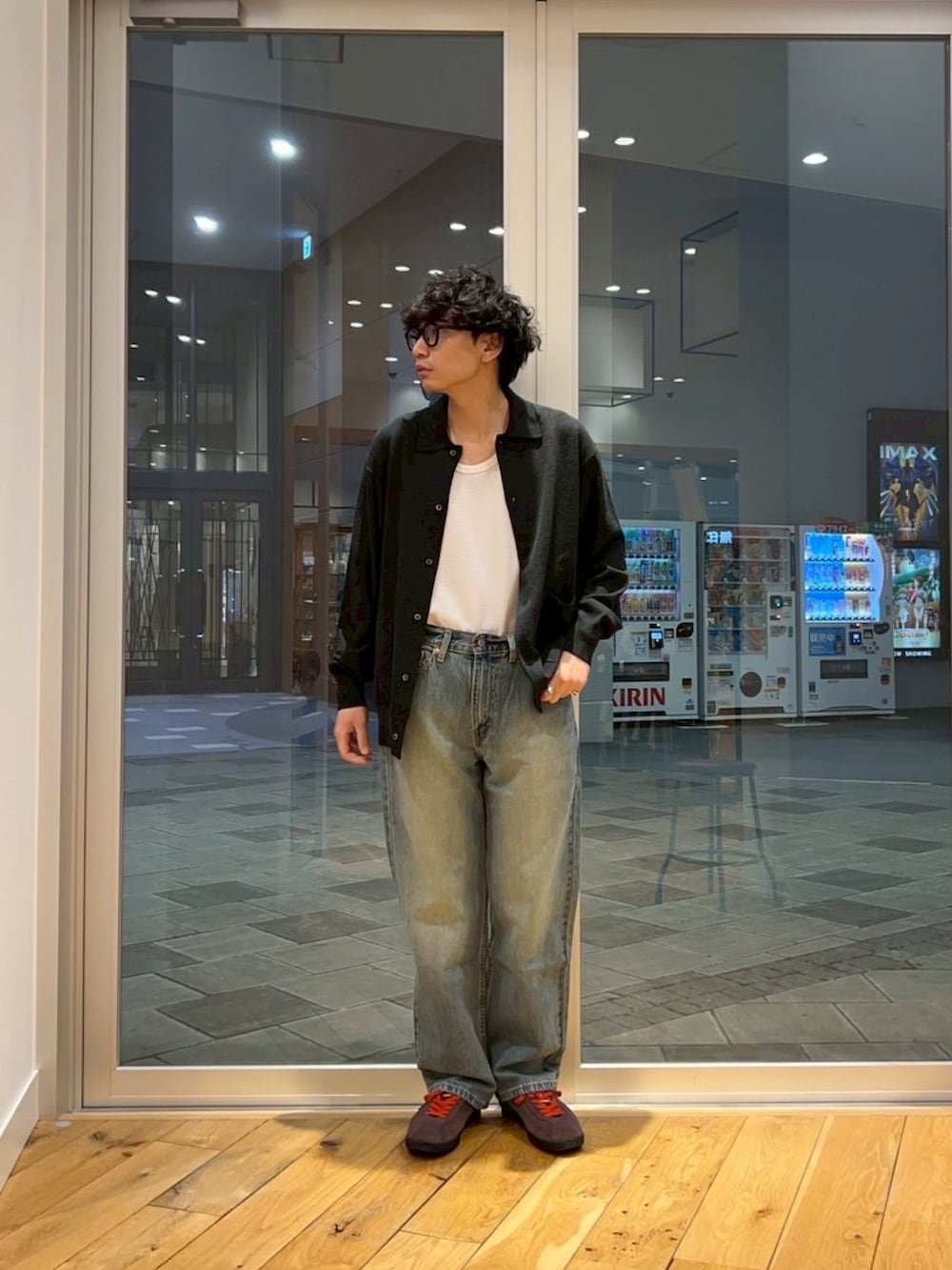 その他のカーディガン/ボレロ、ブルー系のデニムパンツを着用したメンズの春コーディネートの3枚目の写真