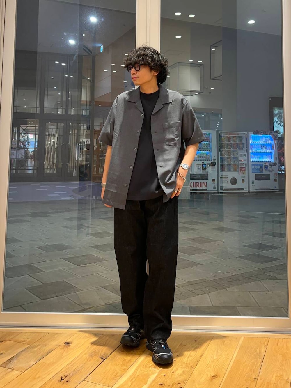 グレー系のシャツ/ブラウス、グレー系のTシャツ/カットソー、ブラック系のデニムパンツを着用したメンズの夏コーディネートの2枚目の写真