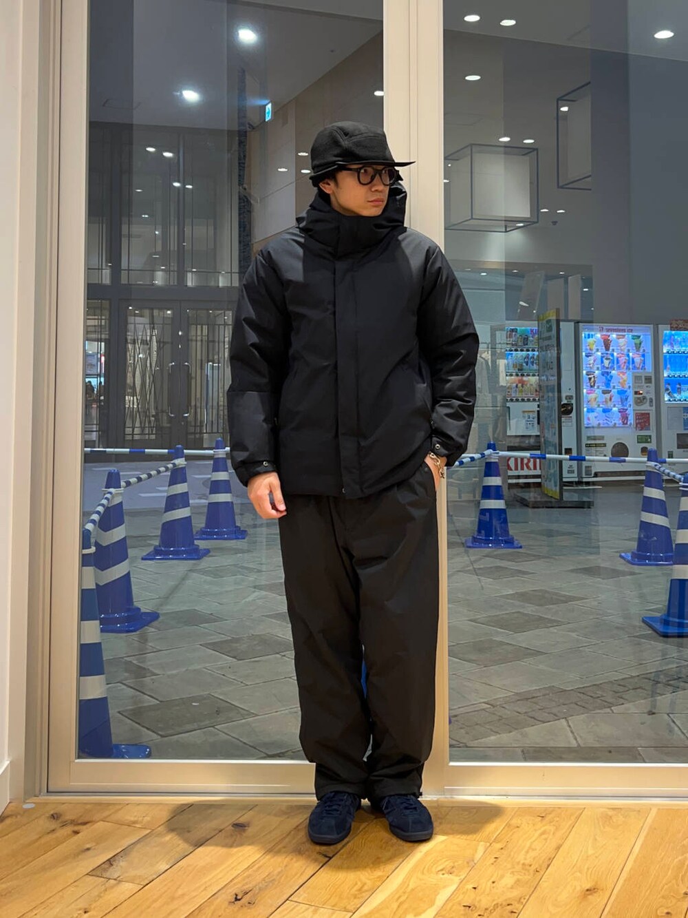 グレー系のスウェット、ブルー系のダウンジャケット/コート、ブラック系のその他パンツを着用したメンズの冬コーディネートの2枚目の写真