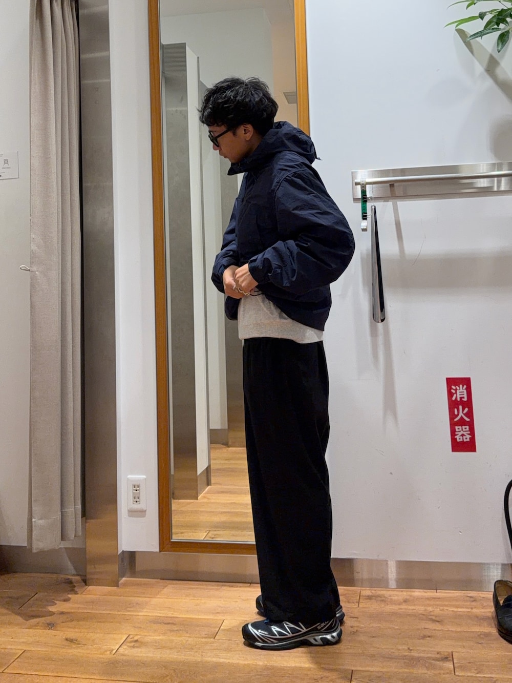 ブルー系のその他アウター、グレー系のスウェットを着用したメンズの秋コーディネートの3枚目の写真