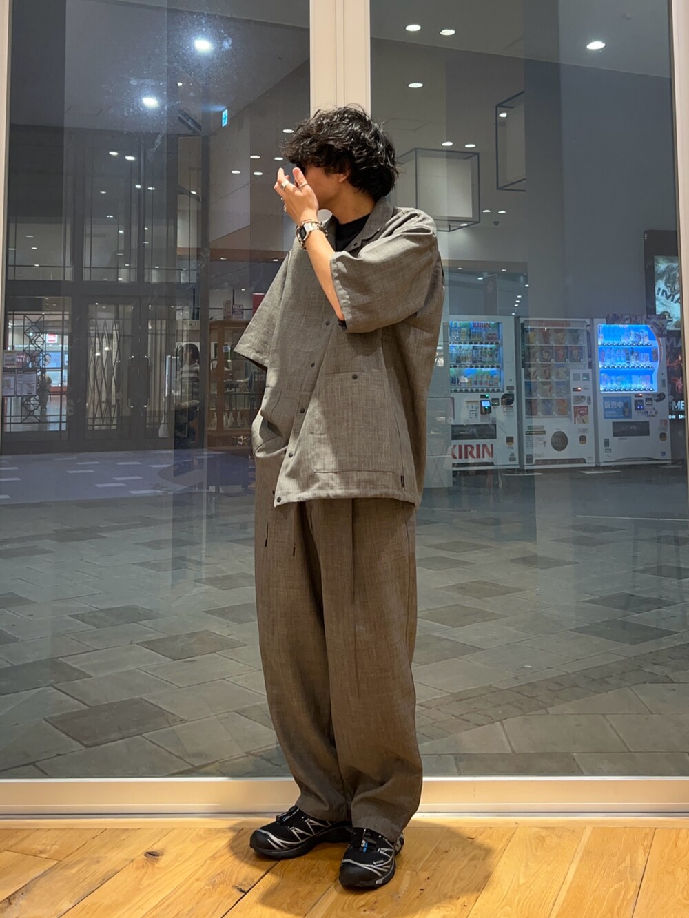 グレー系のシャツ/ブラウス、グレー系のその他パンツを着用したメンズの夏コーディネートの2枚目の写真