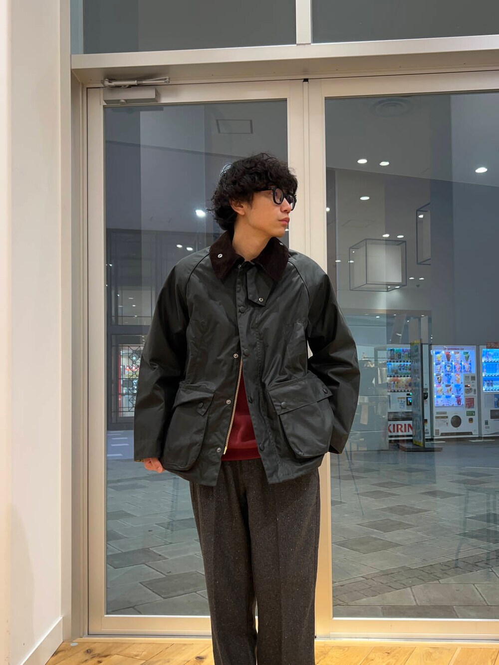グレー系のその他パンツ、レッド系のスウェット、グリーン系のテーラードジャケットを着用したメンズの冬コーディネートの2枚目の写真