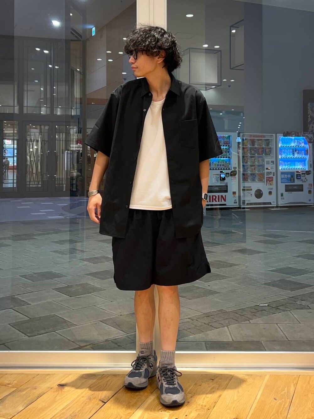 ブラック系のシャツ/ブラウスを着用したメンズの夏コーディネートの2枚目の写真