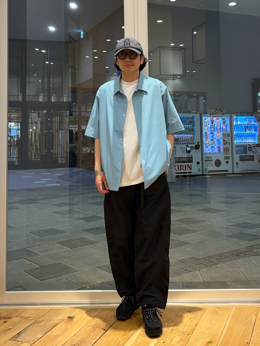 ブルー系のシャツ/ブラウス、ホワイト系のTシャツ/カットソーを着用したメンズの夏コーディネートの2枚目の写真