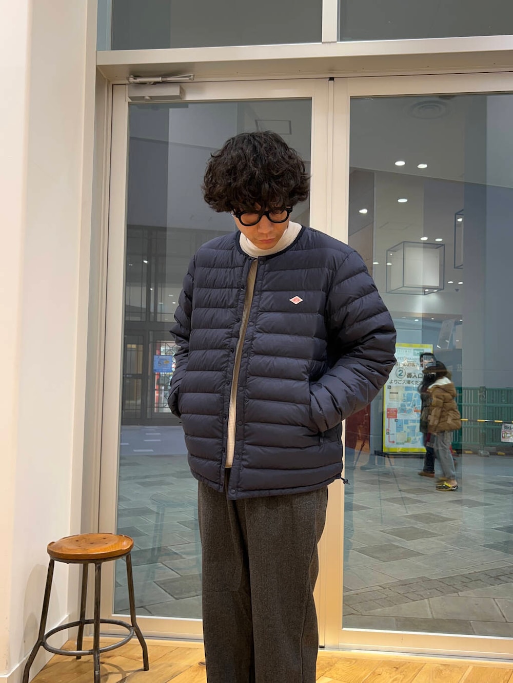 グレー系のスニーカー、ベージュ系のTシャツ/カットソー、グレー系のその他パンツを着用したメンズの冬コーディネートの2枚目の写真