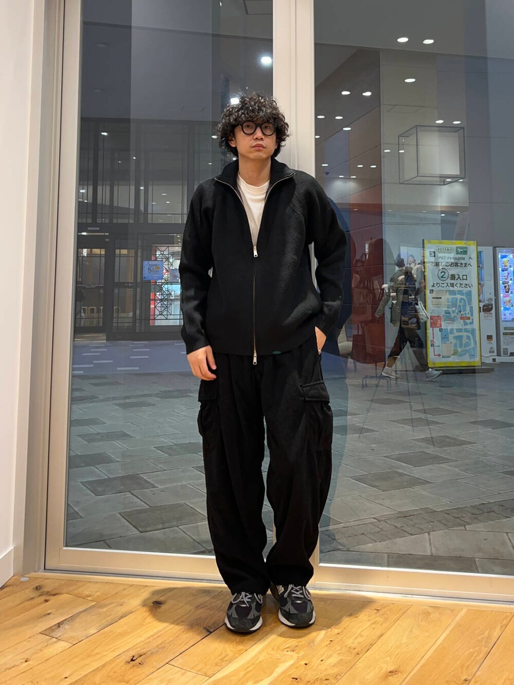 ブラック系のニット/セーター、ブラック系のその他パンツを着用したメンズの冬コーディネートの4枚目の写真