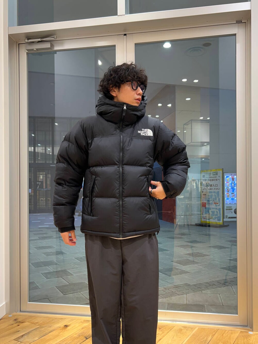 グレー系のスウェット、グレー系のその他パンツ、ブラック系のその他アウターを着用したメンズの秋コーディネートの3枚目の写真