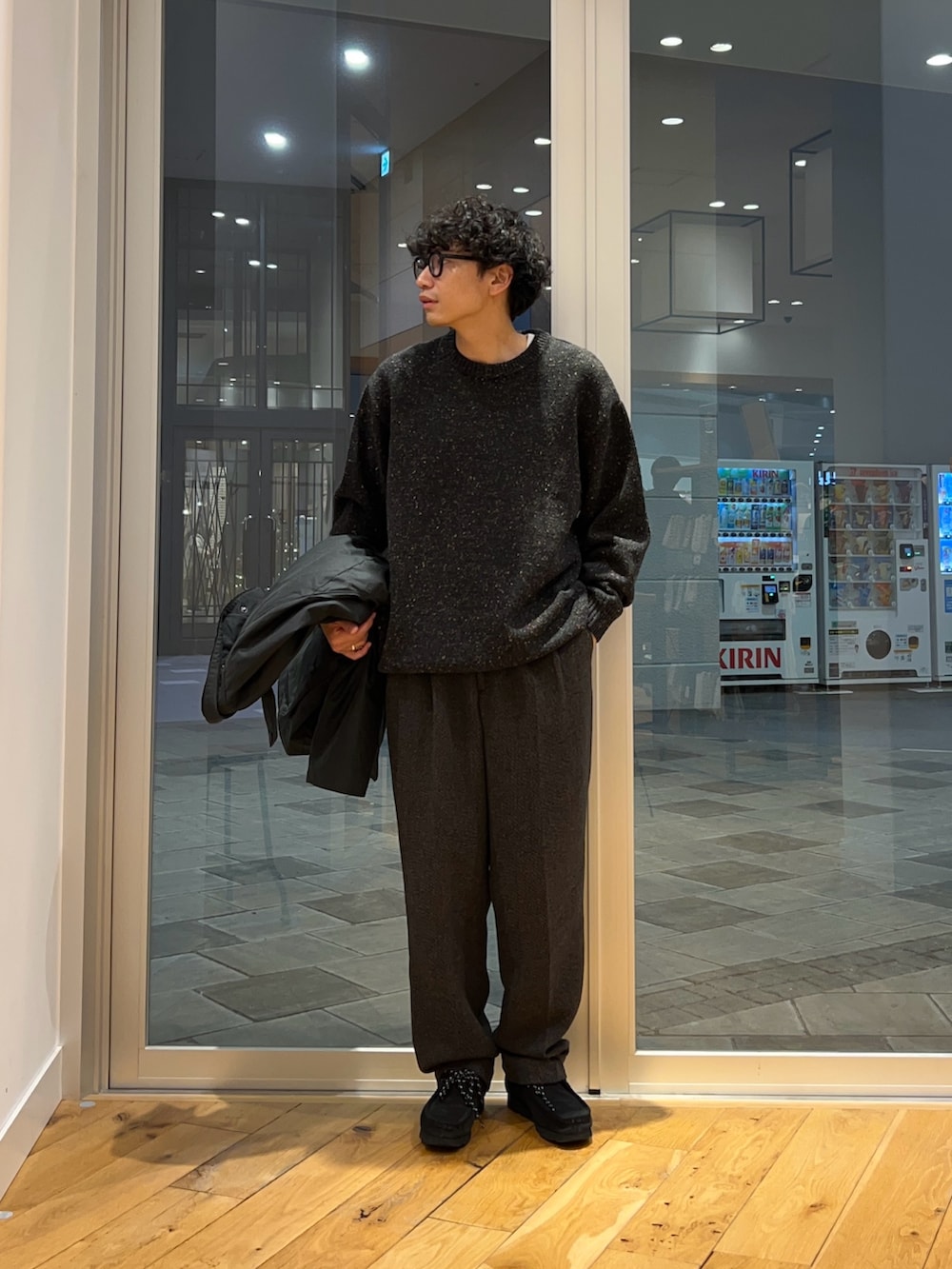 グレー系のニット/セーター、グレー系のその他パンツ、グリーン系のその他アウターを着用したメンズの冬コーディネートの4枚目の写真