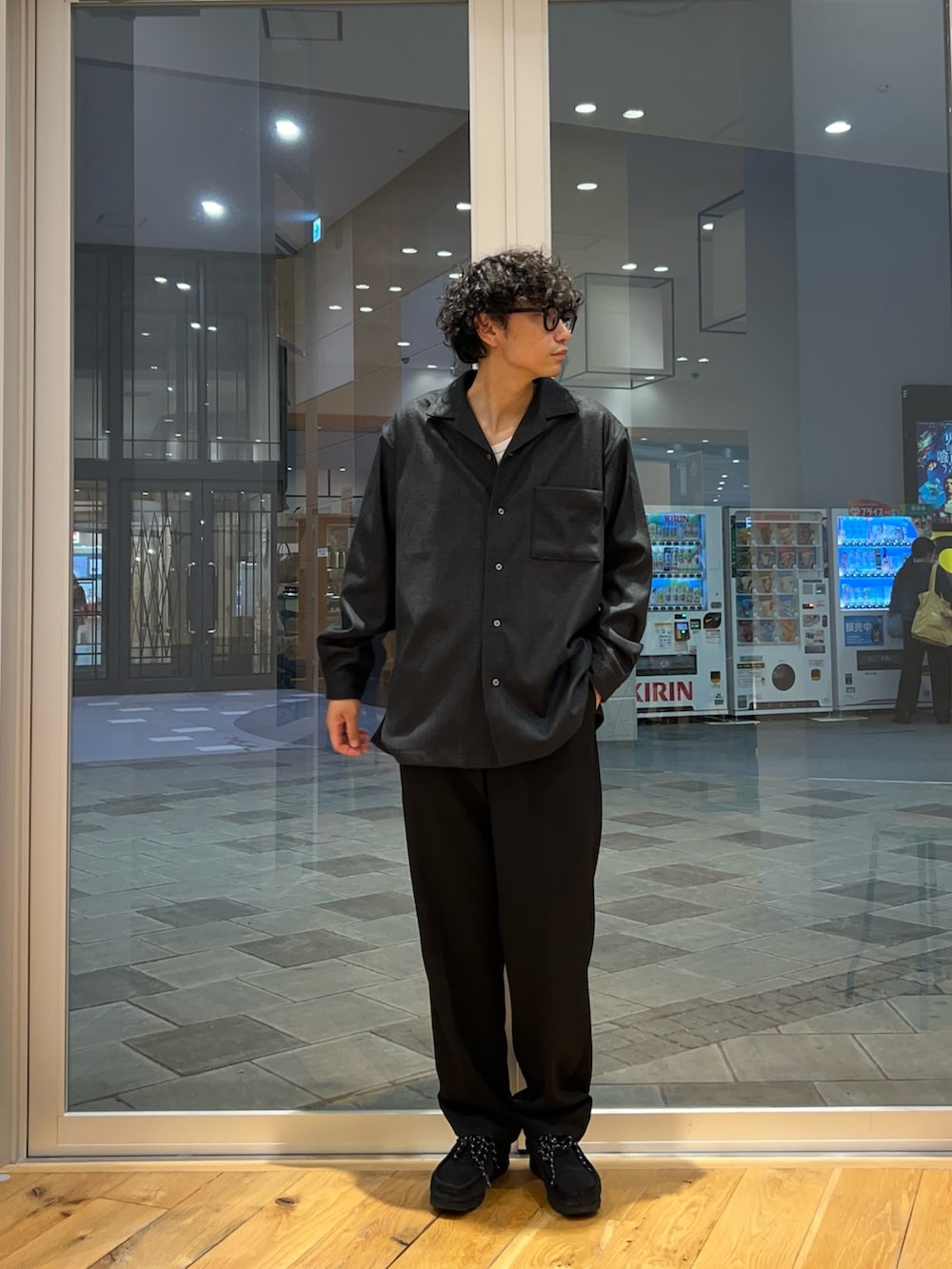 グレー系のシャツ/ブラウス、ブラック系のその他パンツを着用したメンズの秋コーディネートの2枚目の写真