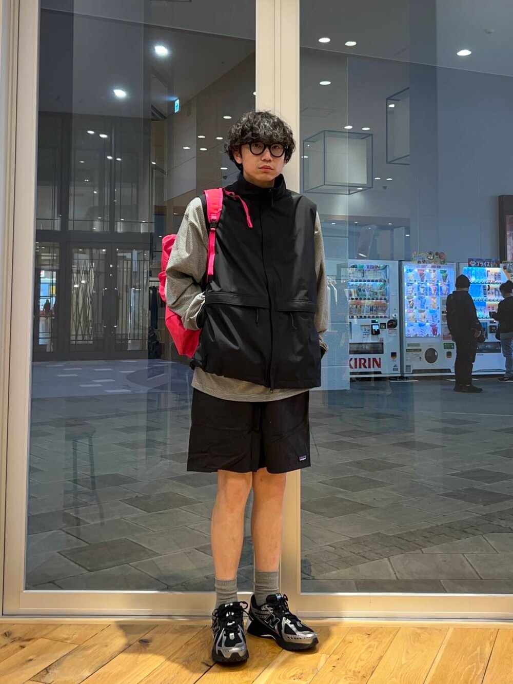 ブラック系のTシャツ/カットソー、ブラック系のその他アウターを着用したメンズの春コーディネートの3枚目の写真