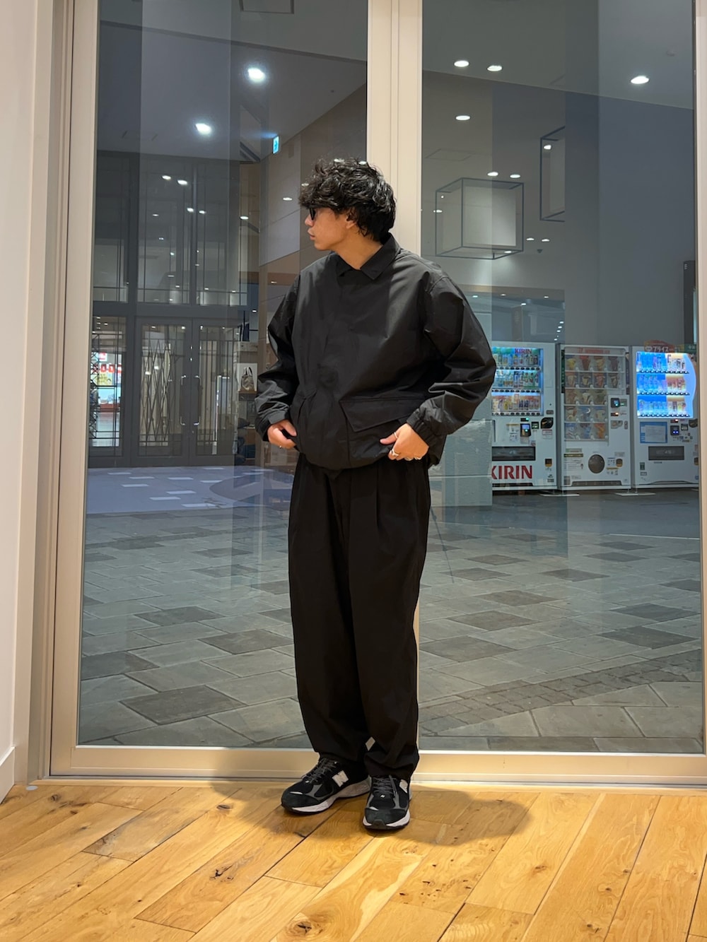 ブラック系のナイロンジャケット、ブラック系のその他パンツを着用したメンズの冬コーディネートの2枚目の写真