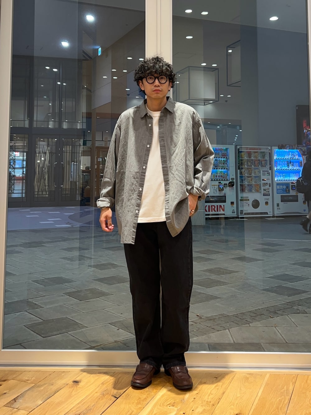 グレー系のシャツ/ブラウス、ブラック系のデニムパンツを着用したメンズの秋コーディネートの2枚目の写真