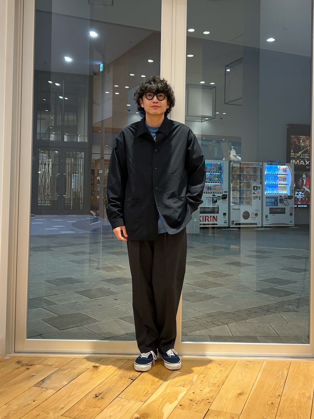 ブルー系のカバーオール、グレー系のその他パンツ、ブルー系のTシャツ/カットソーを着用したメンズの春コーディネートの2枚目の写真