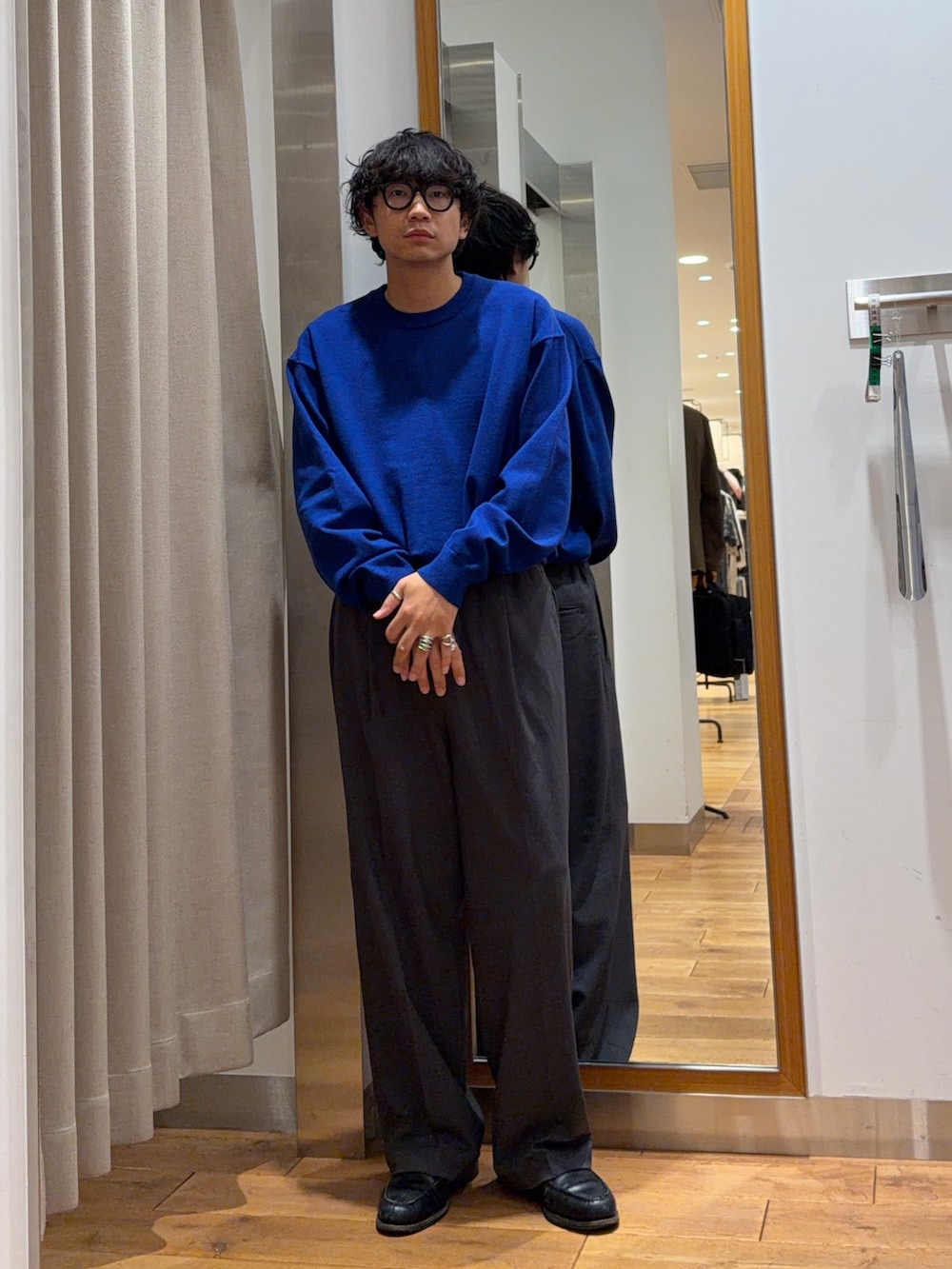 ブルー系のニット/セーター、グレー系のその他パンツを着用したメンズの夏コーディネートの3枚目の写真