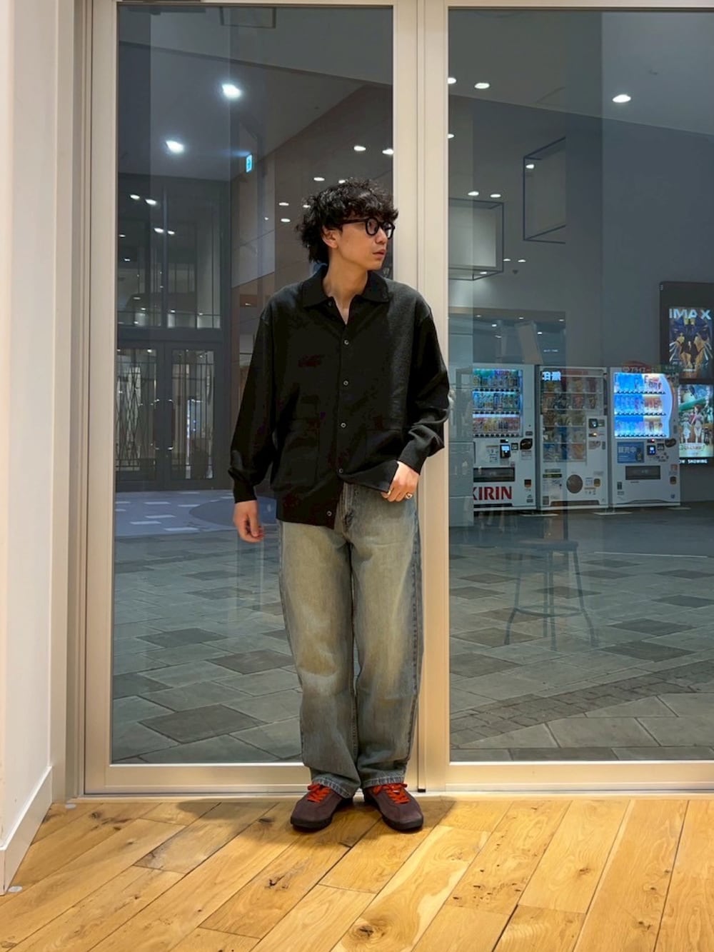 その他のカーディガン/ボレロ、ブルー系のデニムパンツを着用したメンズの春コーディネートの2枚目の写真