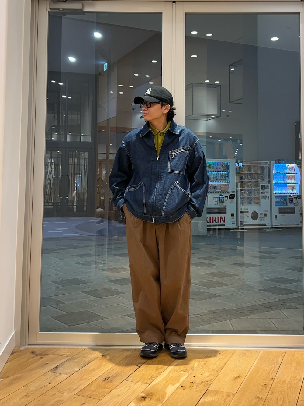 イエロー系のカーディガン/ボレロ、ブルー系のブルゾンを着用したメンズの冬コーディネートの3枚目の写真