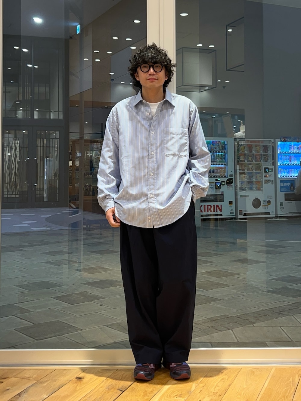 ホワイト系のTシャツ/カットソー、ブルー系のシャツ/ブラウス、ブルー系のその他パンツを着用したメンズの春コーディネートの2枚目の写真