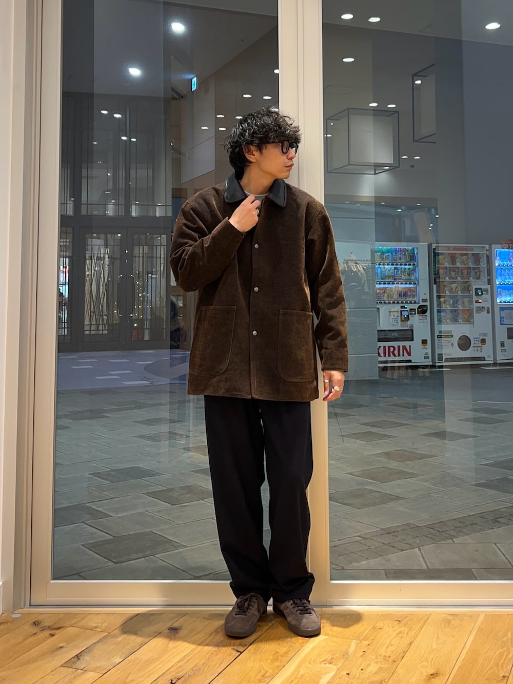 ブラウン系のその他アウター、グレー系のスウェット、ブルー系のその他パンツを着用したメンズの秋コーディネートの2枚目の写真