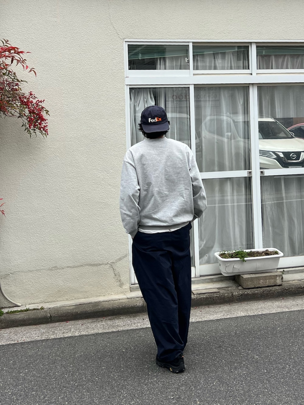 ブルー系のその他パンツ、ブラック系のスニーカーを着用したメンズの冬コーディネートの2枚目の写真