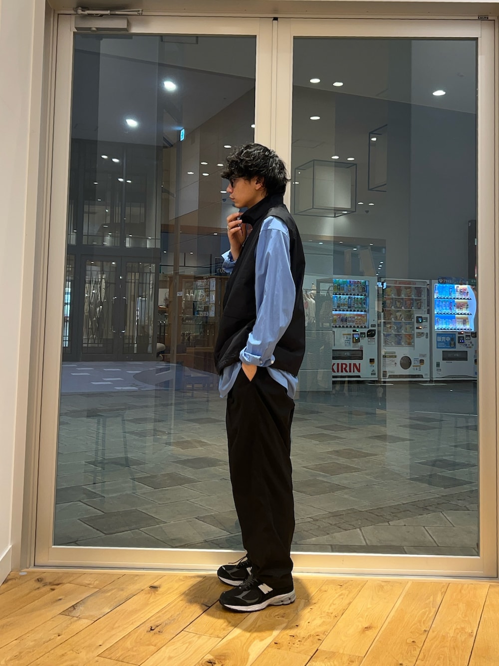 ブルー系のシャツ/ブラウス、ブラック系のその他アウターを着用したメンズの冬コーディネートの2枚目の写真