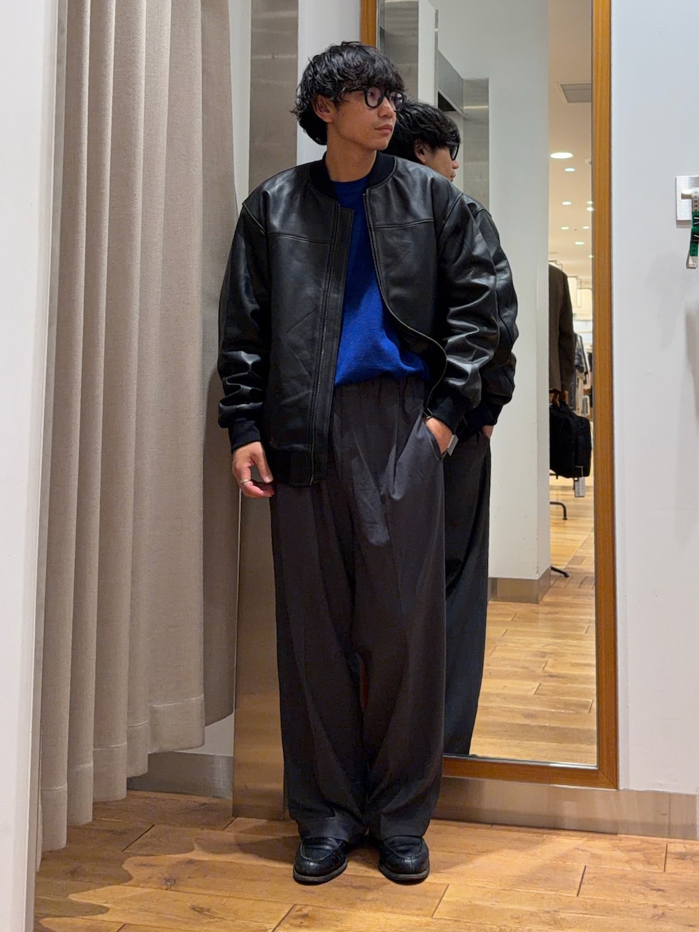 ブラック系のその他アウター、グレー系のその他パンツを着用したメンズの夏コーディネートの2枚目の写真