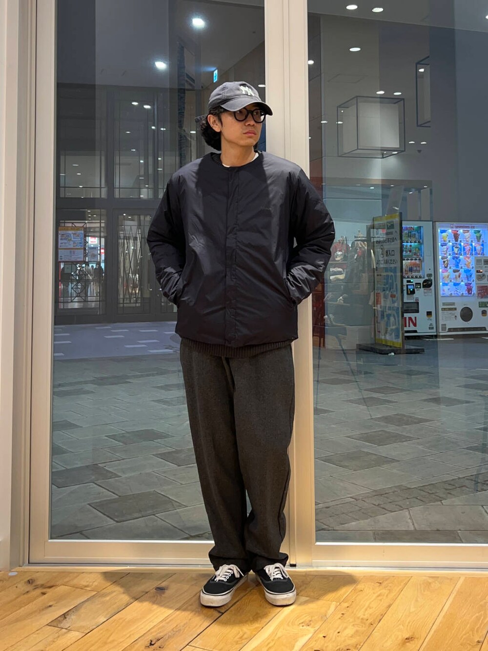 ブラック系のダウンジャケット/コート、グレー系のニット/セーター、グレー系のその他パンツを着用したメンズの冬コーディネートの2枚目の写真