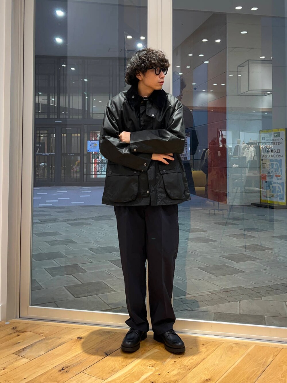 ブルー系のニット/セーター、ブルー系のその他パンツ、グリーン系のテーラードジャケットを着用したメンズの秋コーディネートの2枚目の写真