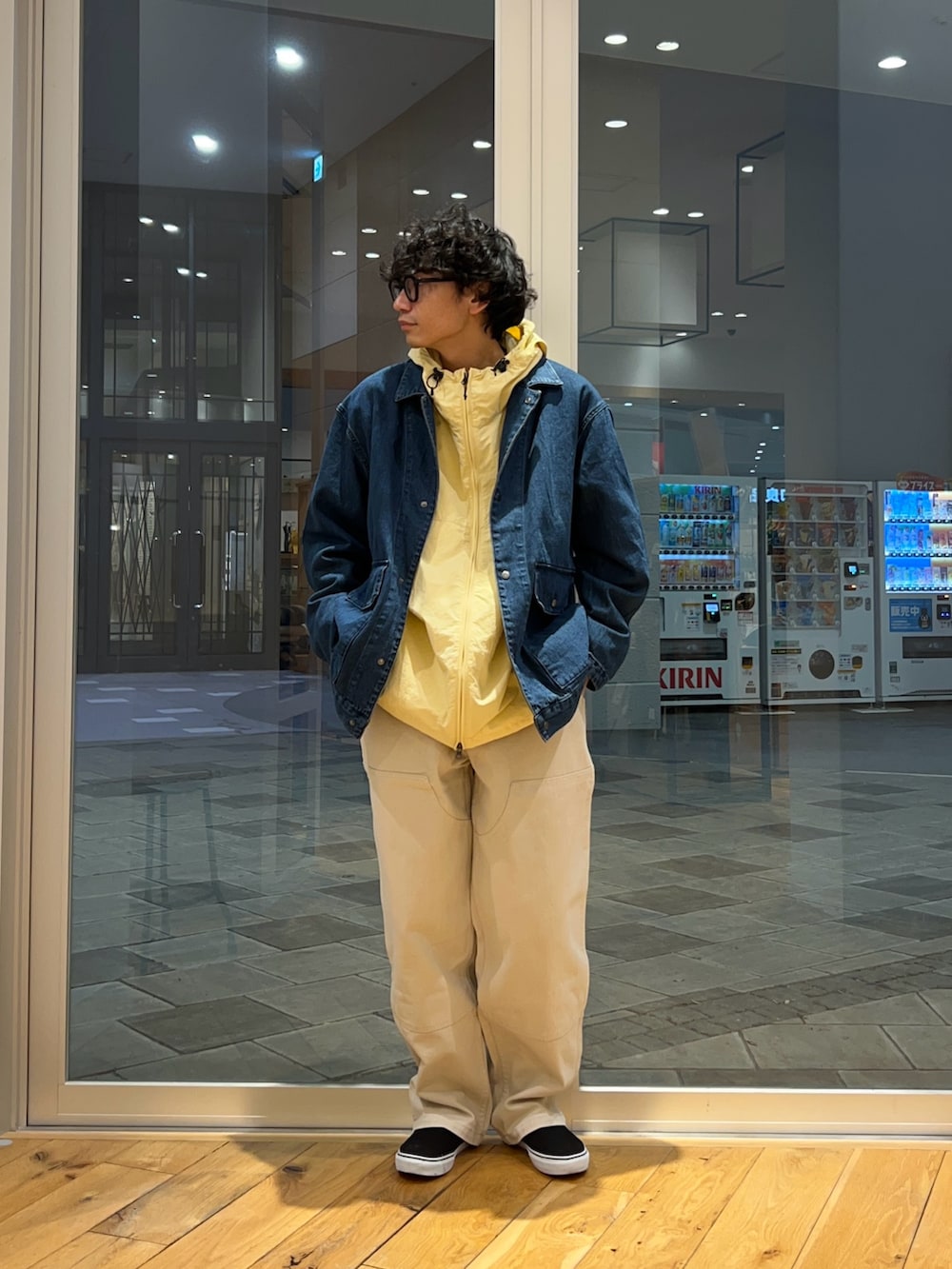 イエロー系のナイロンジャケット、ブルー系のカバーオール、ホワイト系のその他パンツを着用したメンズの冬コーディネートの3枚目の写真