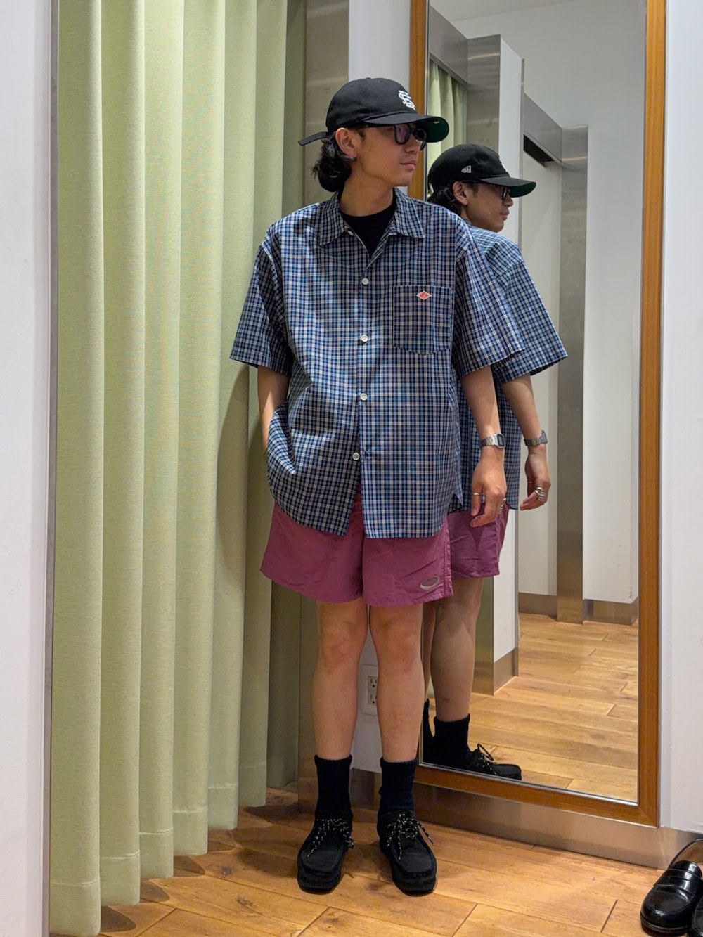 ブルー系のシャツ/ブラウス、パープル系のその他パンツを着用したメンズの夏コーディネートの2枚目の写真