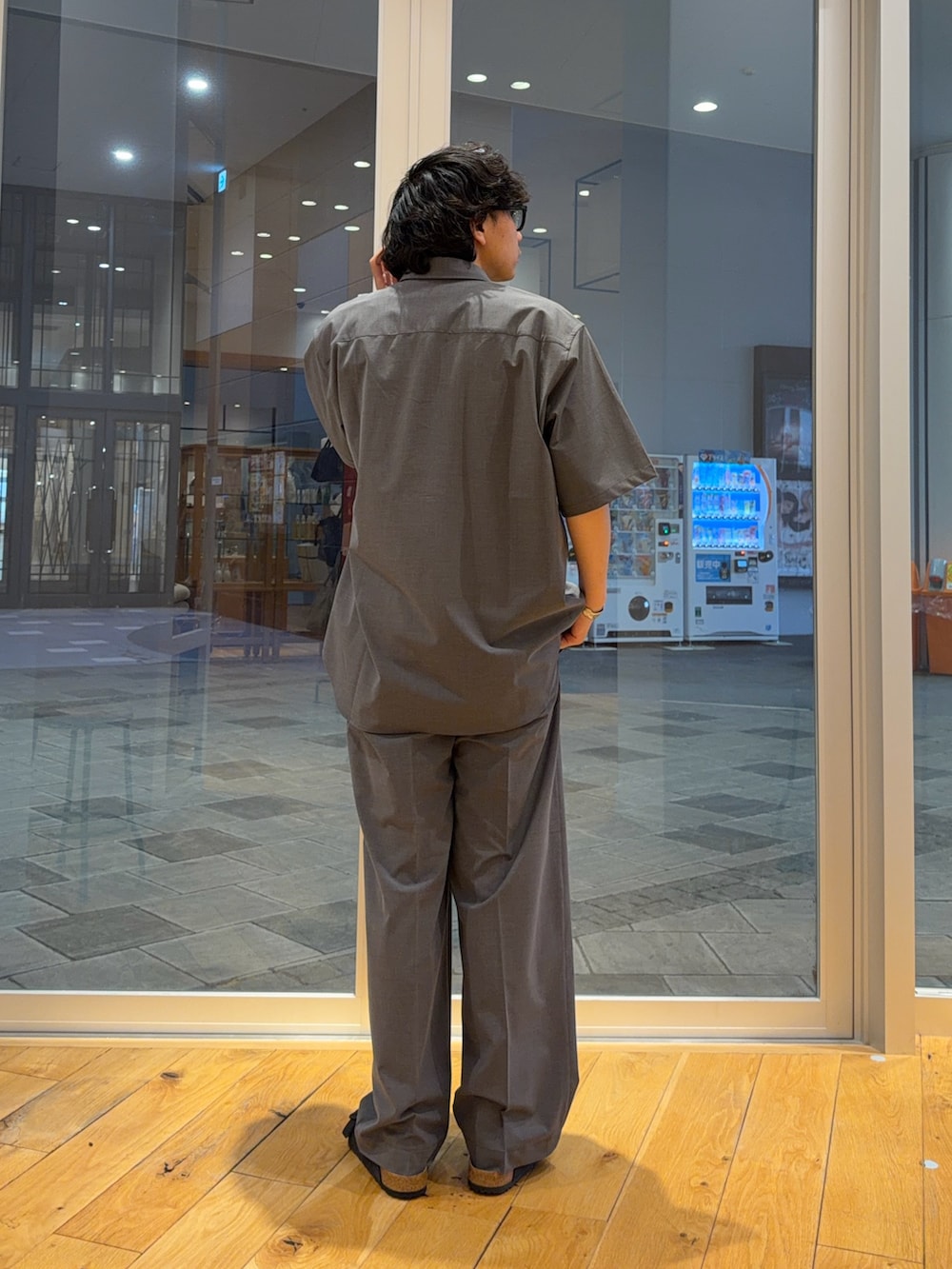 グレー系のシャツ/ブラウス、グレー系のその他パンツ、ブラック系のサンダルを着用したメンズの春コーディネートの3枚目の写真