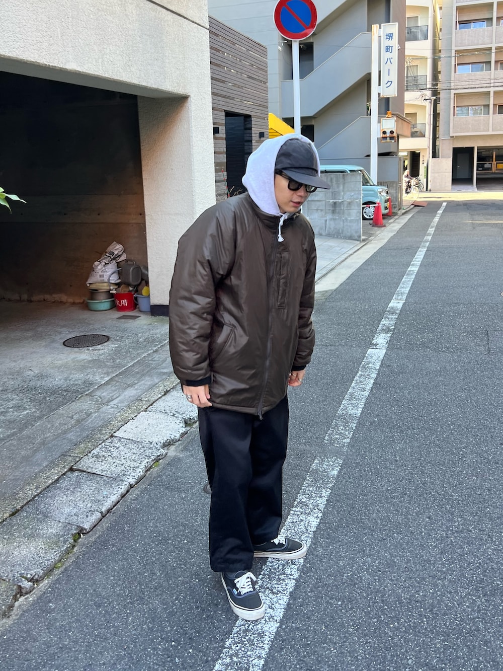 ブラウン系のブルゾン、グレー系のパーカーを着用したメンズの冬コーディネートの3枚目の写真