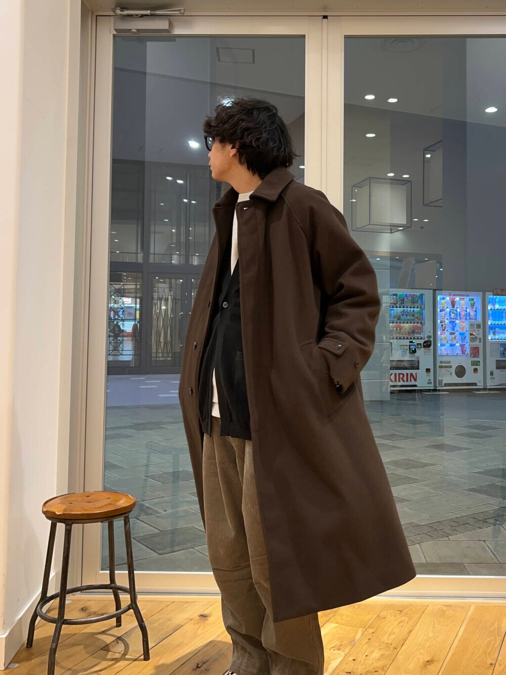 ブラウン系のその他パンツ、グレー系のスウェット、ブラック系のカーディガン/ボレロを着用したメンズの冬コーディネートの3枚目の写真