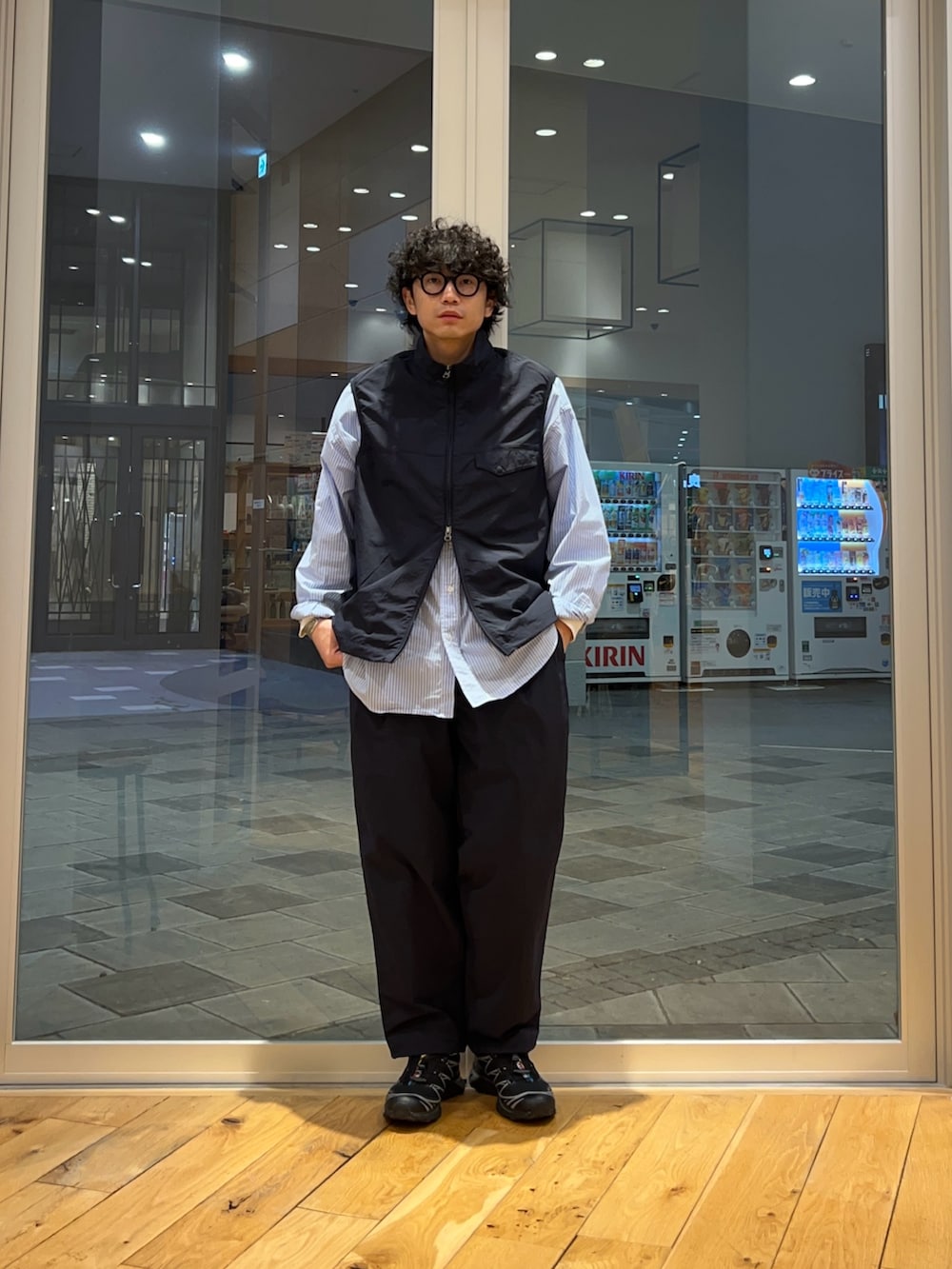 ブルー系のナイロンジャケット、ブルー系のその他パンツを着用したメンズの冬コーディネートの2枚目の写真