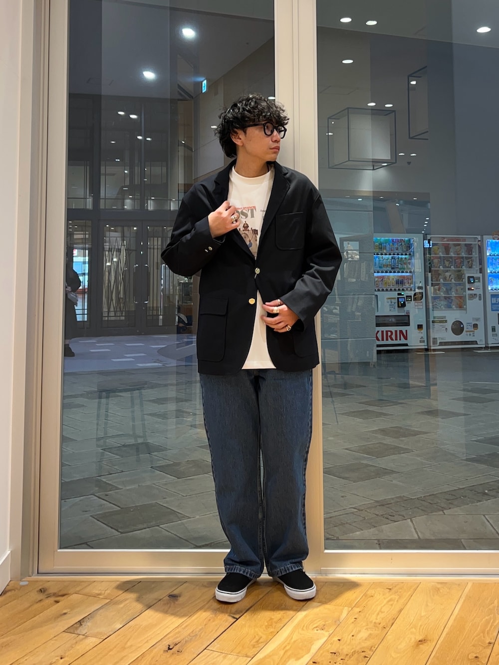 ブルー系のその他アウター、ホワイト系のTシャツ/カットソー、ブルー系のデニムパンツを着用したメンズの冬コーディネートの2枚目の写真