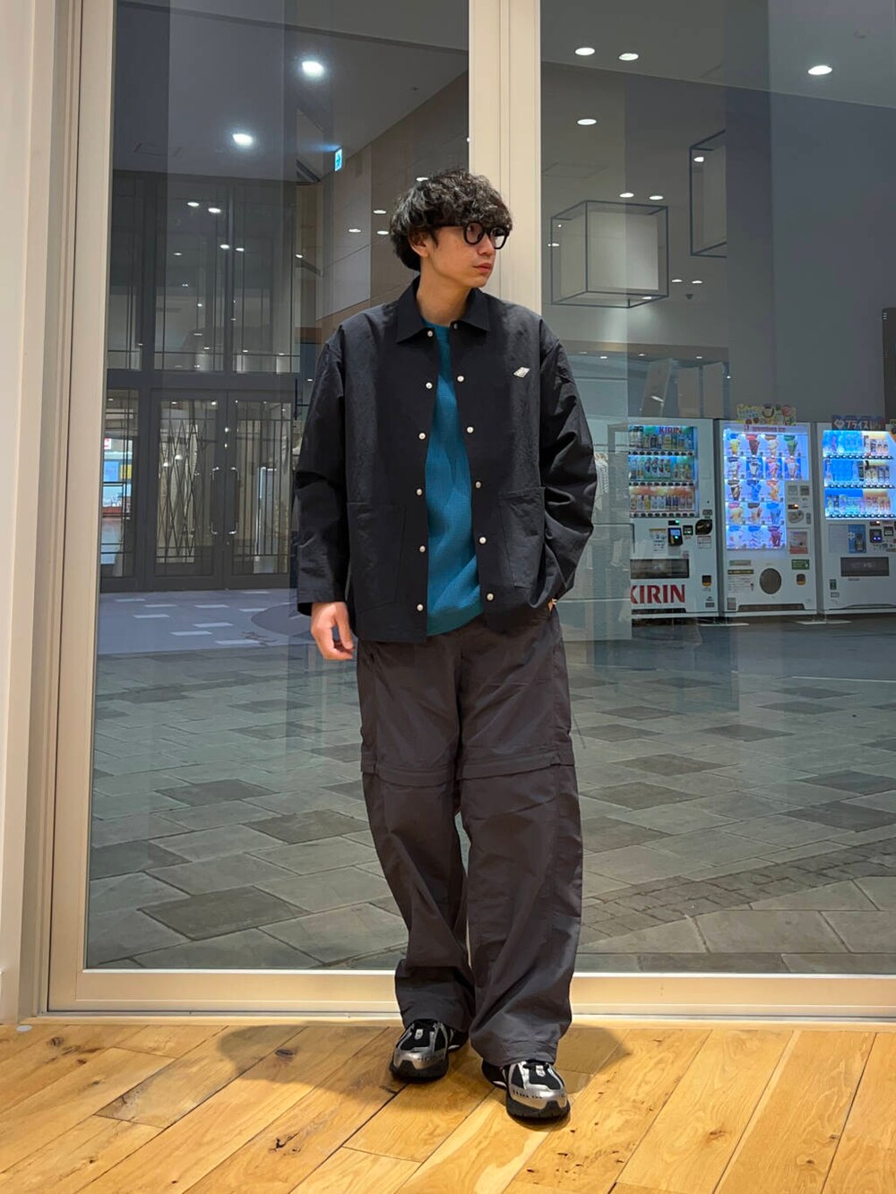 ブルー系のTシャツ/カットソー、グレー系のその他パンツを着用したメンズの春コーディネートの2枚目の写真