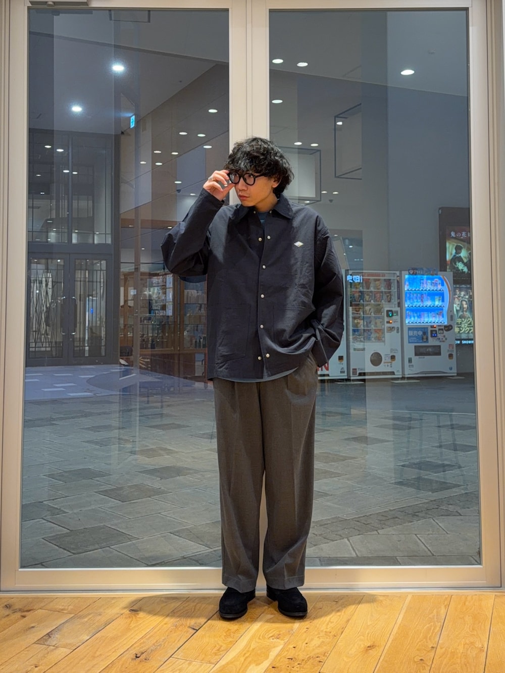 ブルー系のシャツ/ブラウス、ブルー系のTシャツ/カットソー、グレー系のその他パンツを着用したメンズの春コーディネートの2枚目の写真