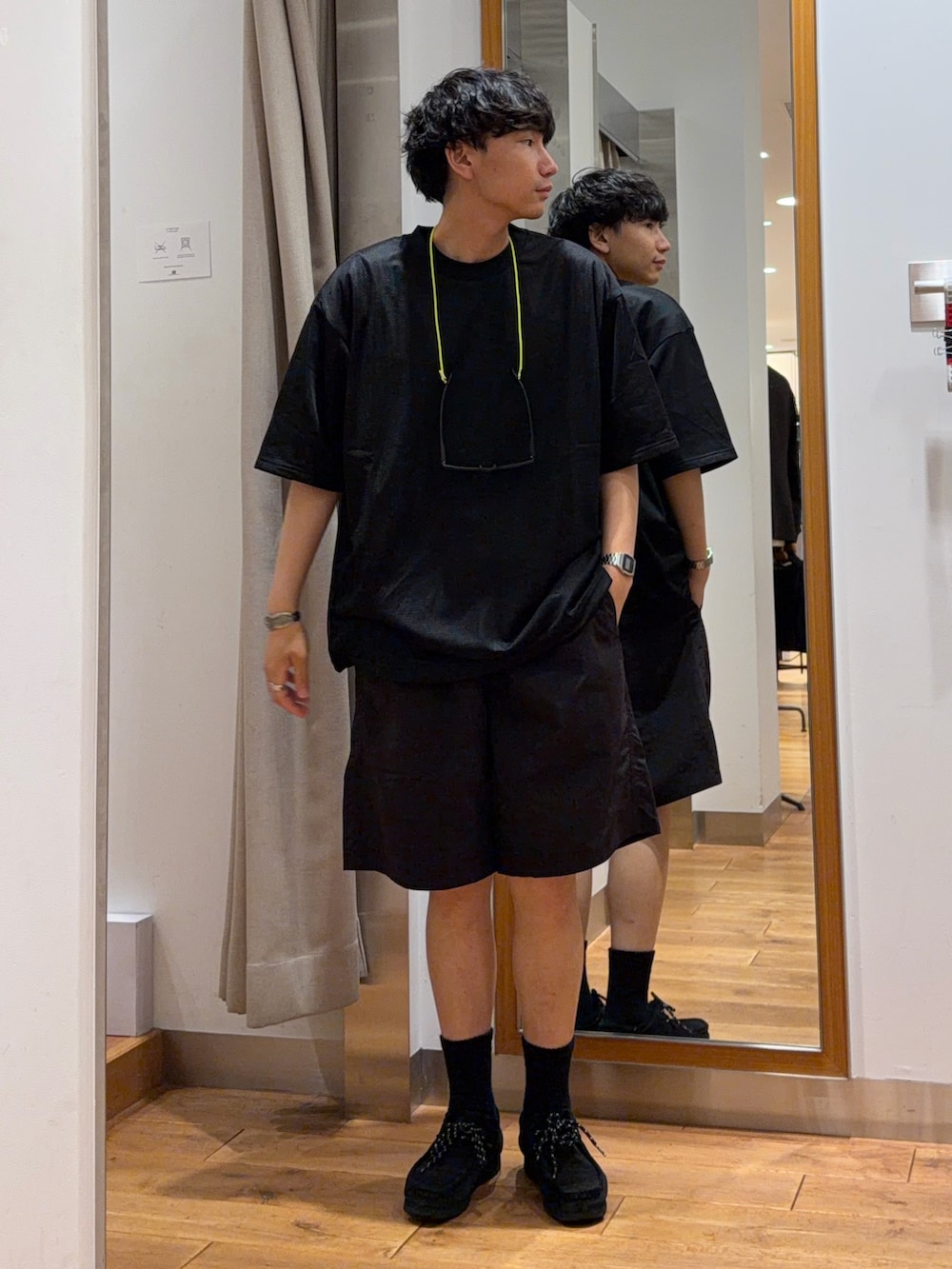 ブラック系のTシャツ/カットソー、ブラック系のその他パンツを着用したメンズの夏コーディネートの2枚目の写真