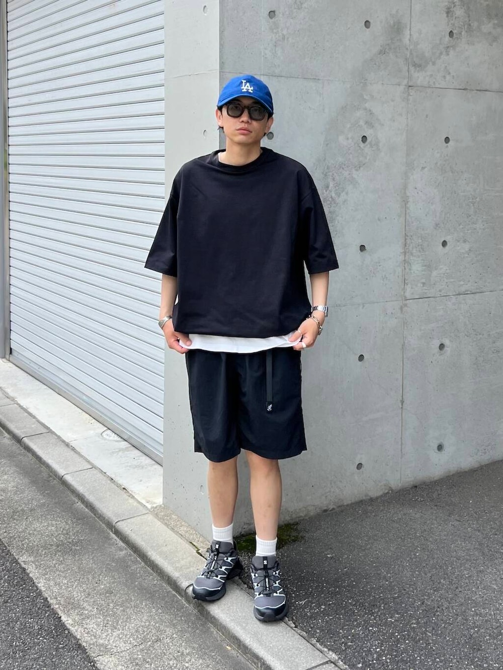 ブラック系のその他パンツ、ブラック系のTシャツ/カットソー、グレー系のスニーカーを着用したメンズの春コーディネートの2枚目の写真