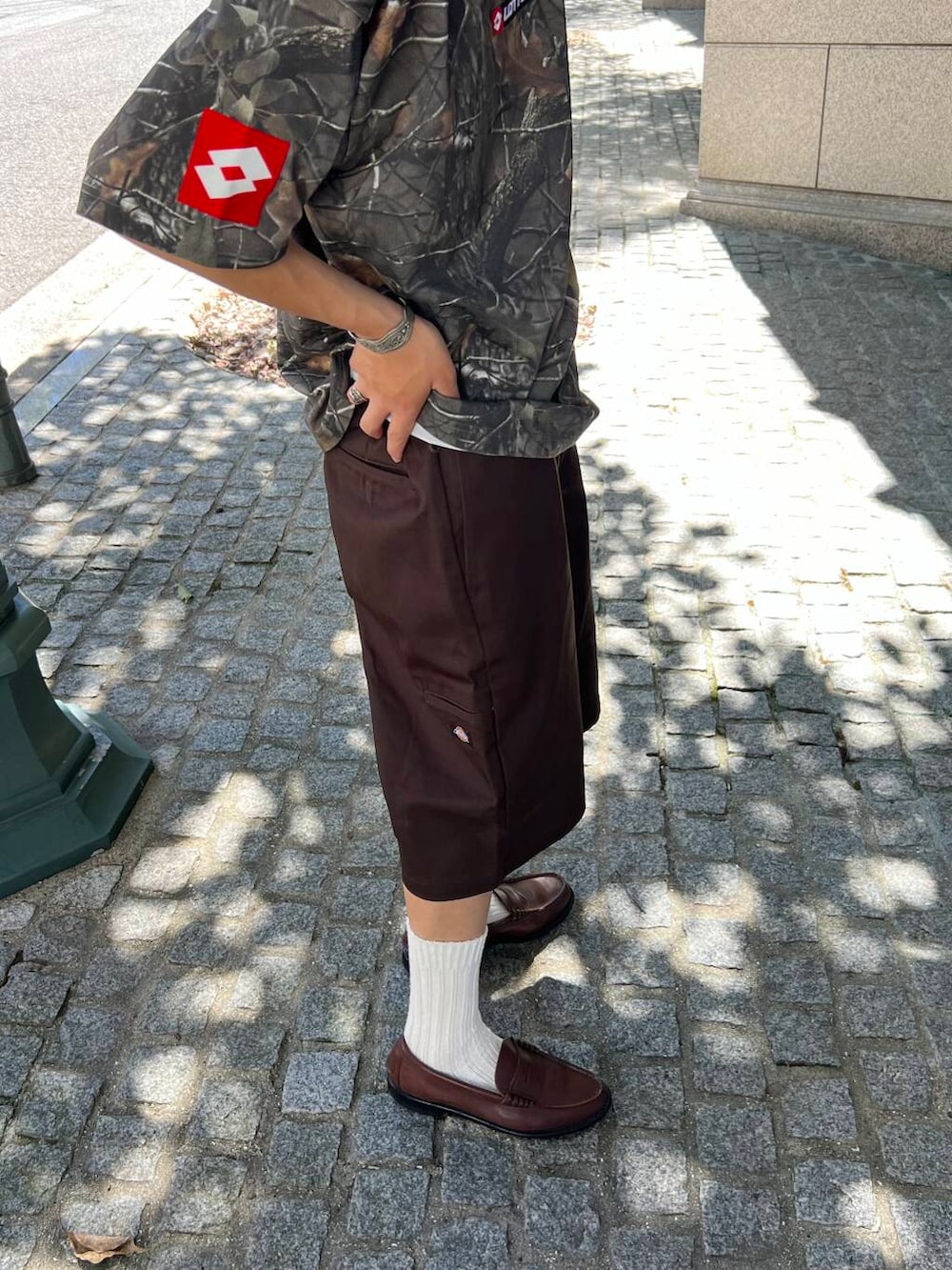その他のTシャツ/カットソー、ブラウン系のその他パンツを着用したメンズの夏コーディネートの2枚目の写真