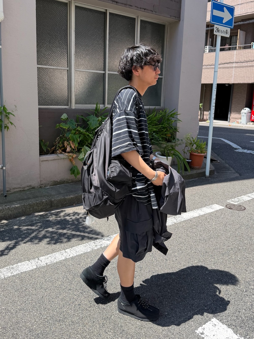 グレー系のその他パンツを着用したメンズの夏コーディネートの2枚目の写真