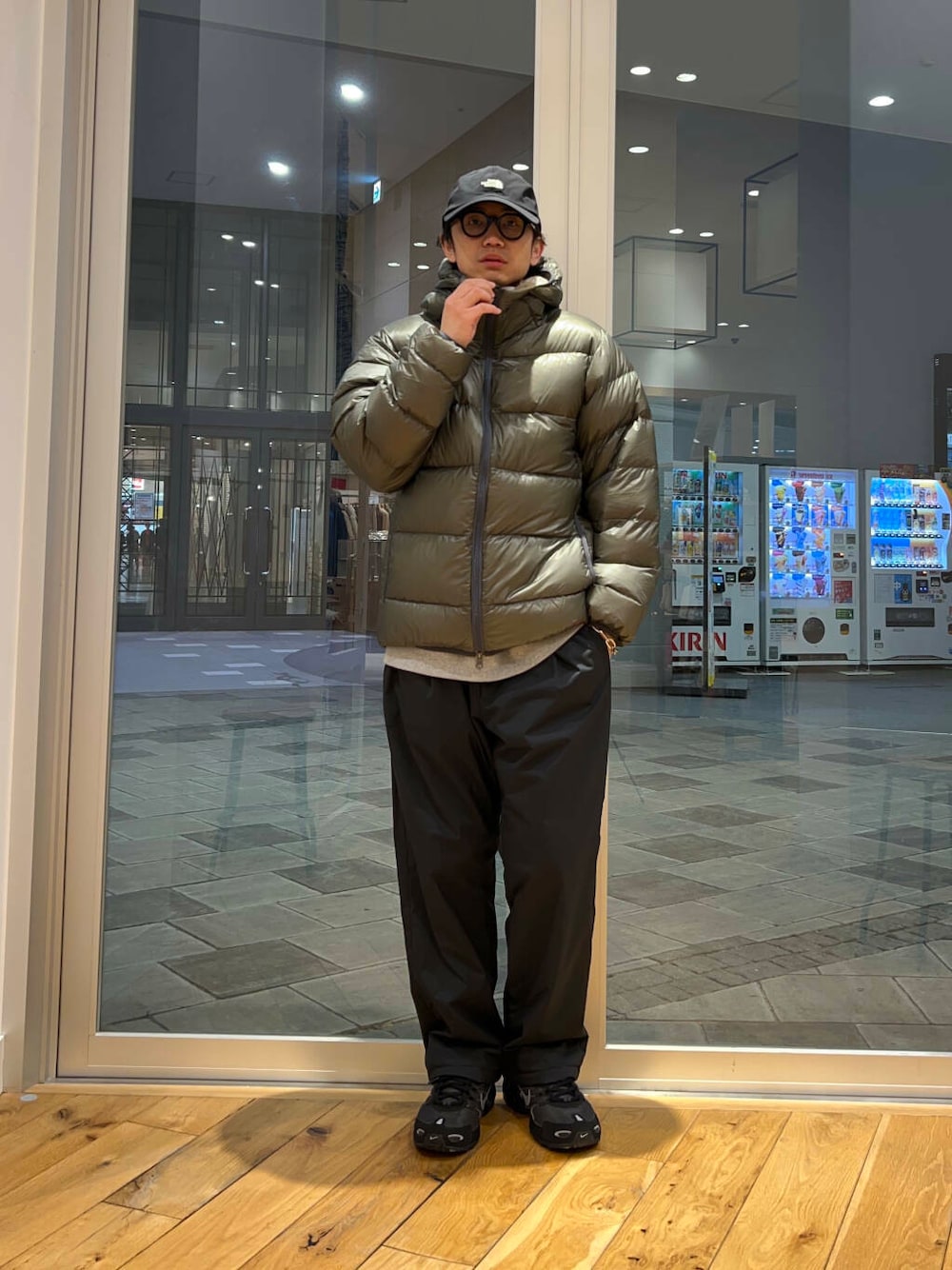 グレー系のスウェット、グリーン系のダウンジャケット/コート、ブラック系のその他パンツを着用したメンズの冬コーディネートの3枚目の写真